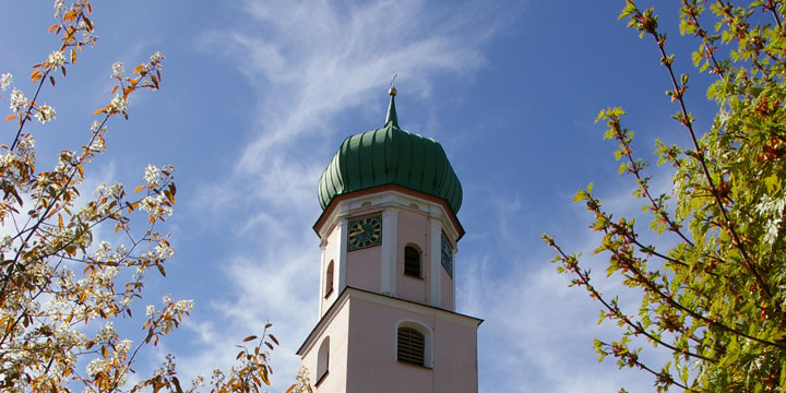 Blick auf den Aitracher Kirchturm